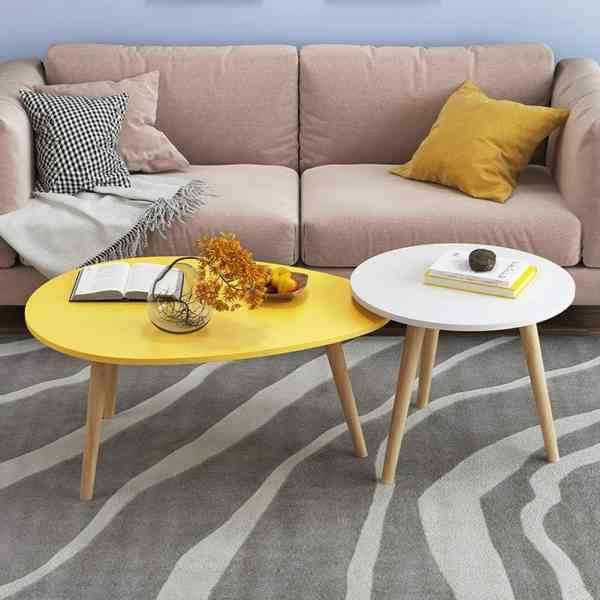 Table basse et chaise de bureau au bureau au design simple